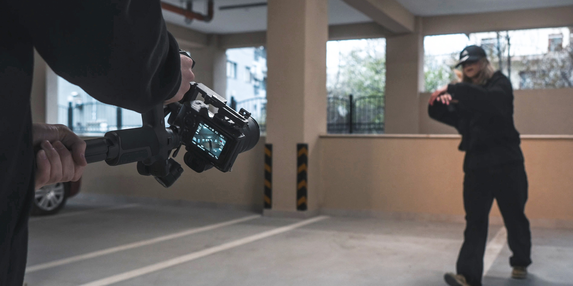 Gimbal ręczny FeiyuTech Scorp mini 3 Pro podczas pracy nad video kręconym w garażu podziemnym